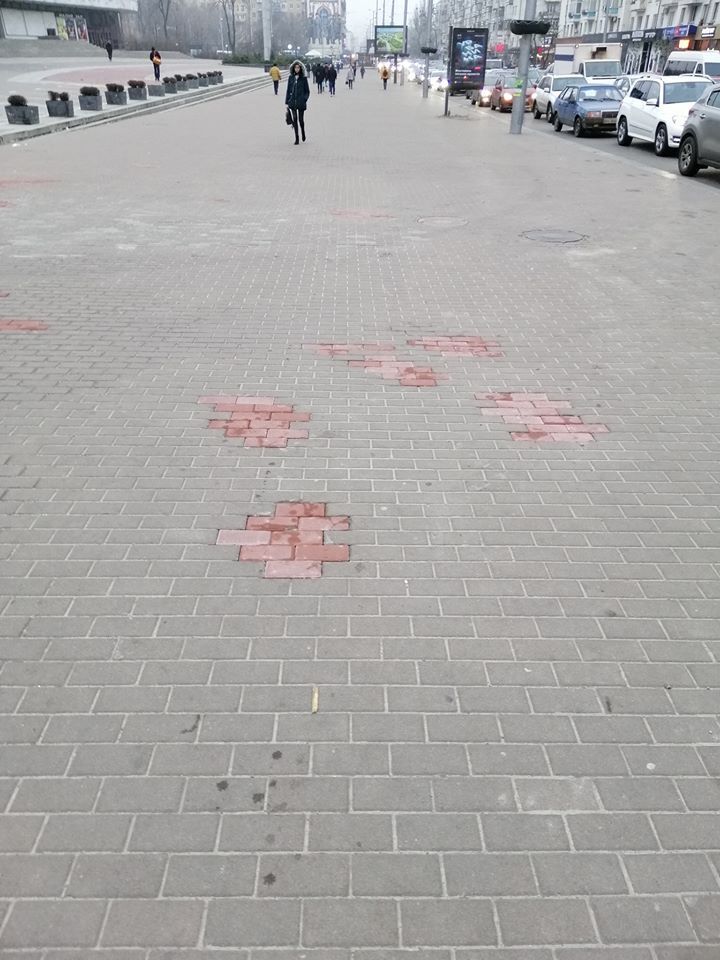 Дивний тротуар в Києві