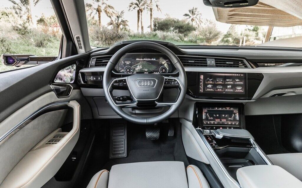 Внутри электрокар e-tron quattro безошибочно опознается как Audi