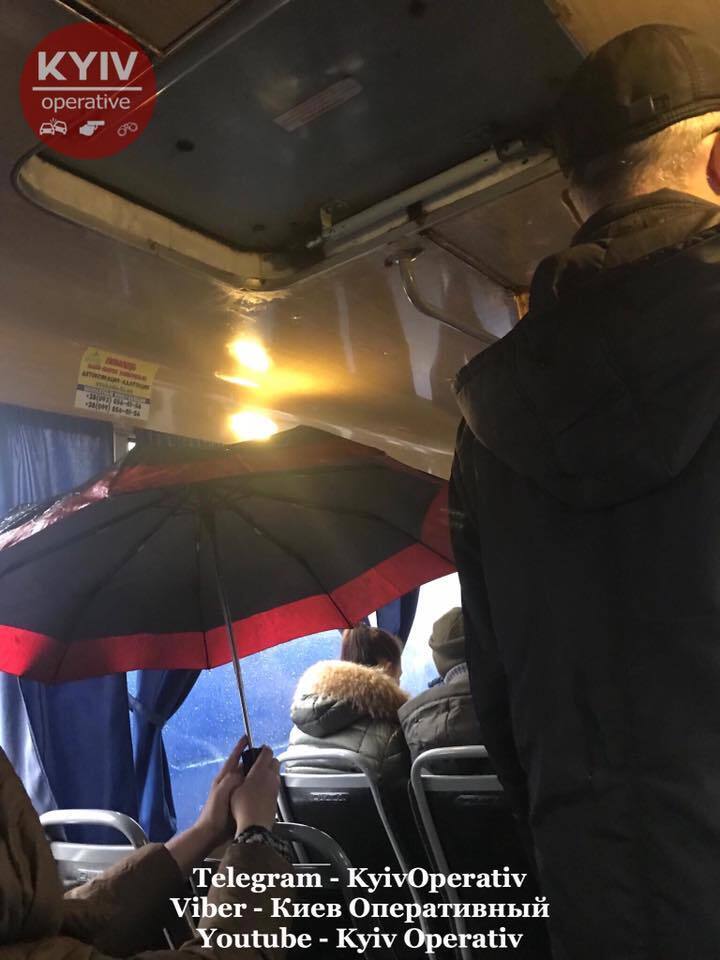 В Киеве пассажиры ехали в маршрутке под зонтами