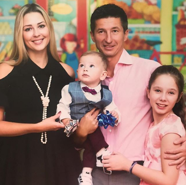 Евгений Алдонин с детьми и женой