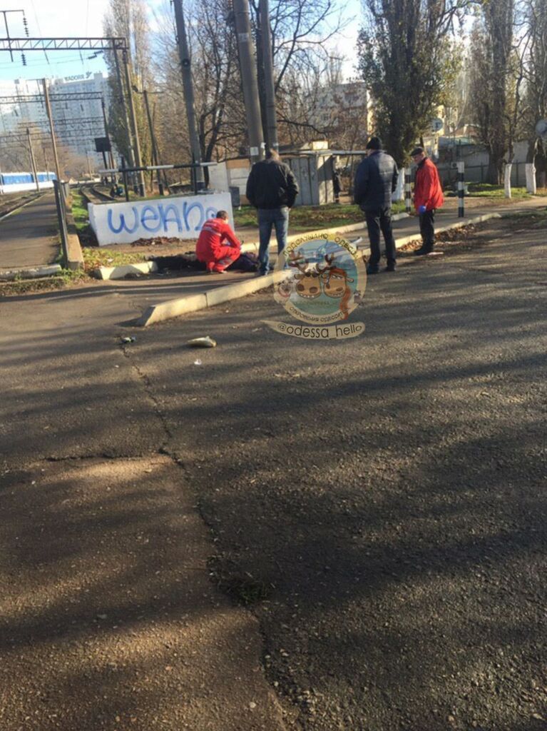 Поїзд збив одесита в навушниках