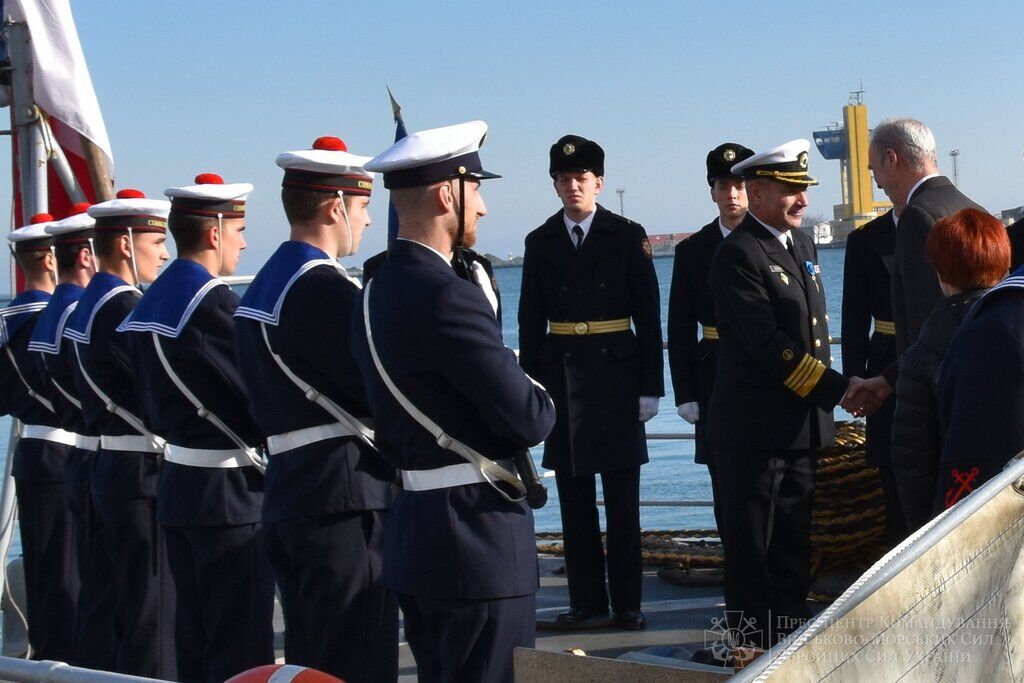Командующего ВМС Украины наградили французским орденом