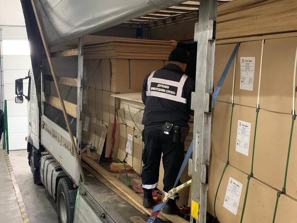 На кордоні зі Словаччиною затримали вантажівку з 370 кг героїну