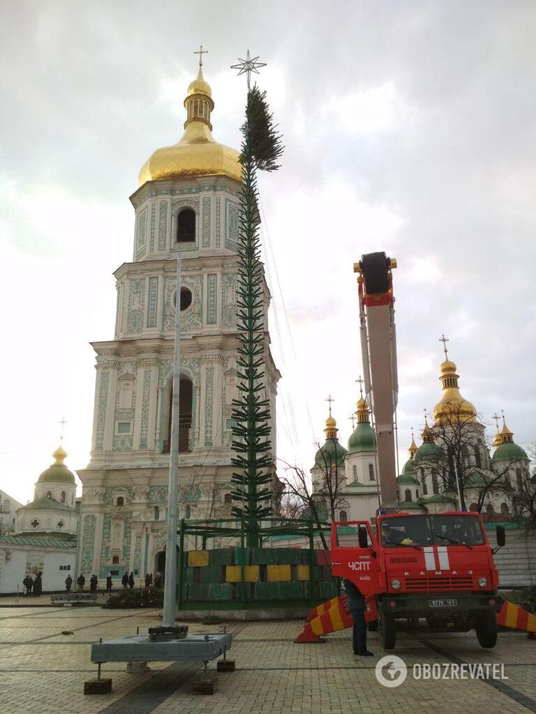 В Киеве начали устанавливать елку