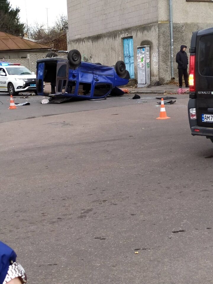 Через сильний удар автомобіль з маленькою дитиною перекинувся на дах