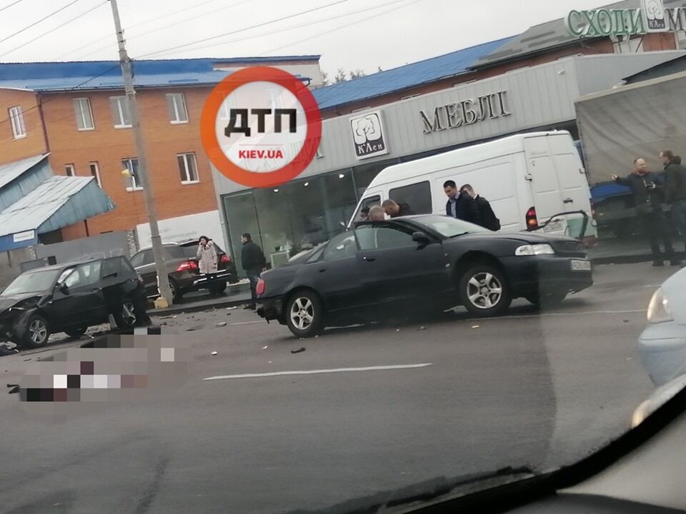 В Киеве на Окружной дороге, недалеко от поворота на улицу Стеценко, 4 ноября произошло кровавое ДТП
