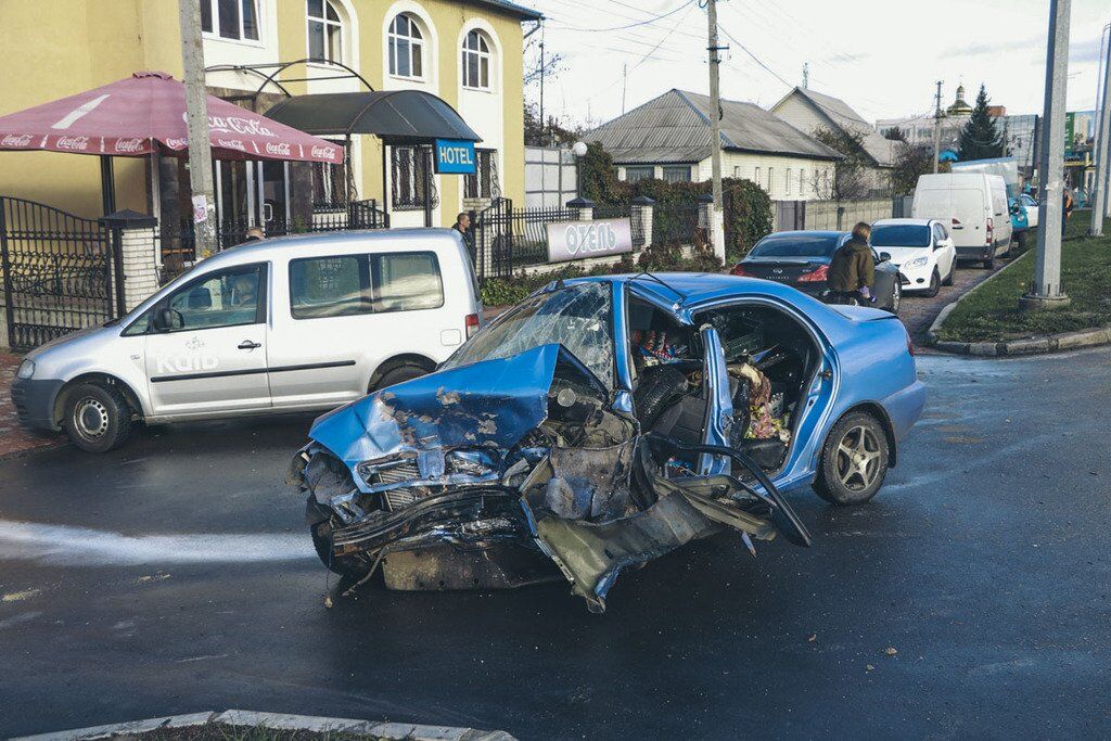 Автомобіль Peugeot з російською реєстрацією виїхав на зустрічну смугу і влетів в Daewoo Lanos