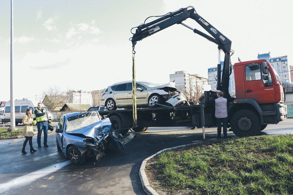 Автомобиль Peugeot с российской регистрацией выехал на встречную полосу и влетел в Daewoo Lanos