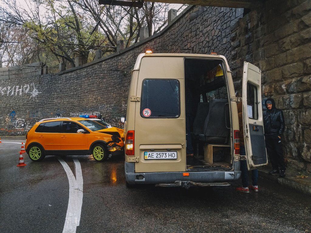 В Днепре легковой автомобиль врезался в маршрутку