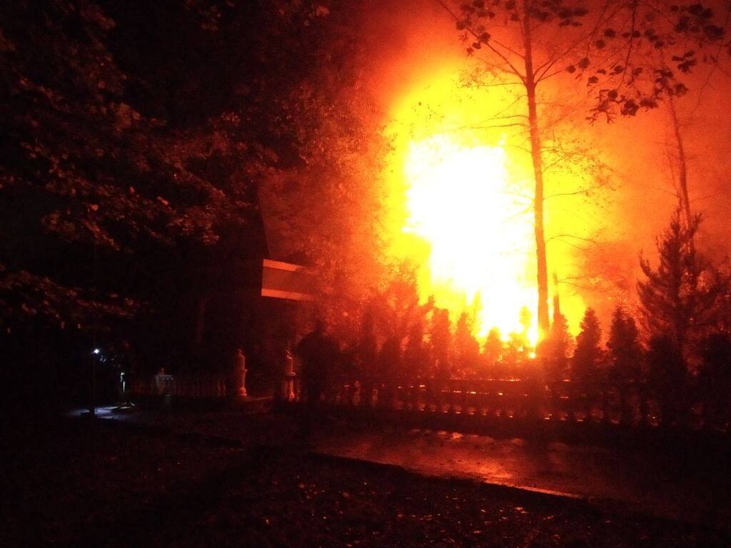 У Рівному спалахнула велика пожежа в ресторані: фото з місця подій