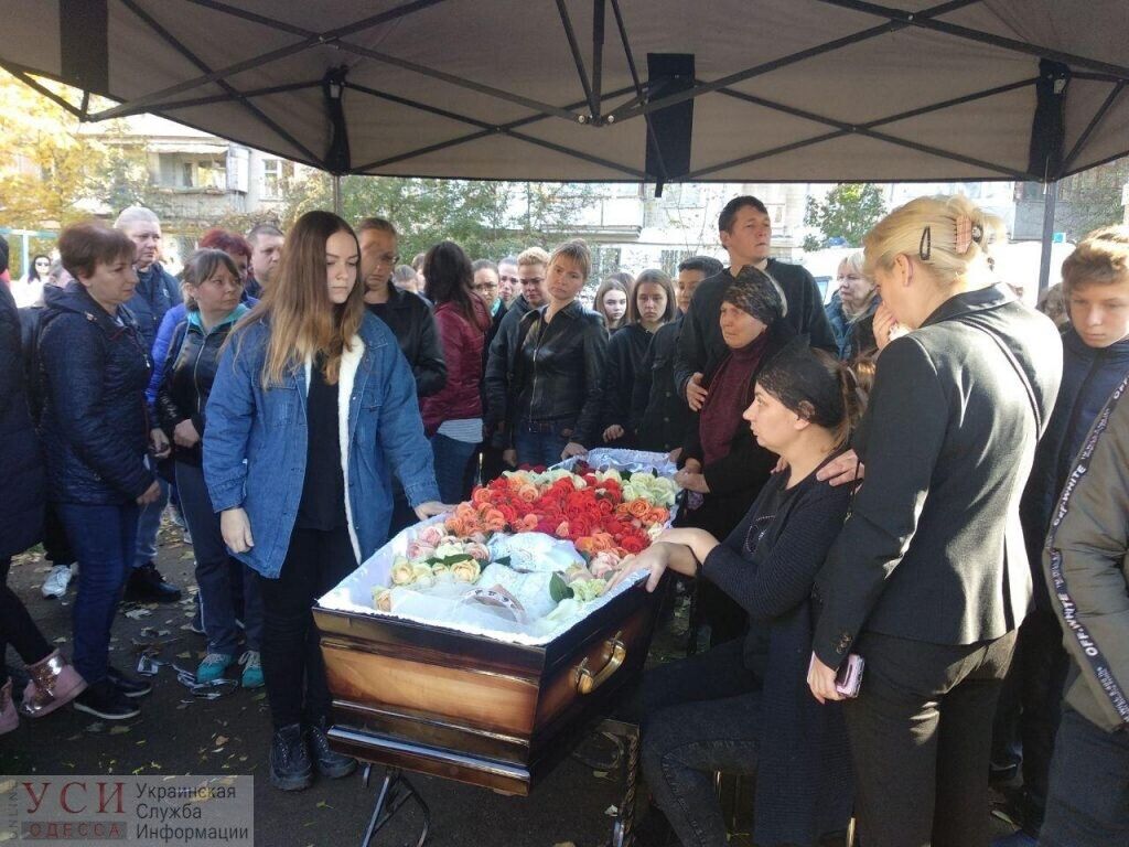 Похороны 14-летней Дарьи Дробот