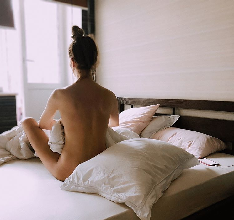 Екатерина Варнава голая в кровати