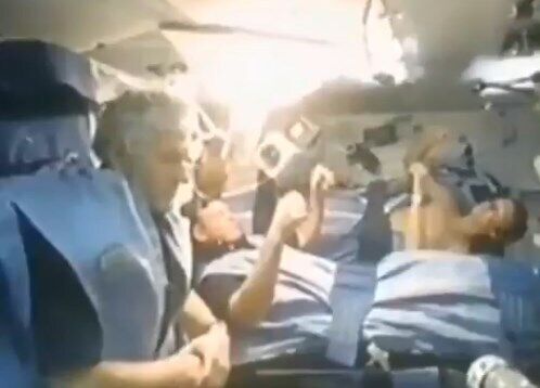Астронавти NASA, що сплять у космічному шатлі