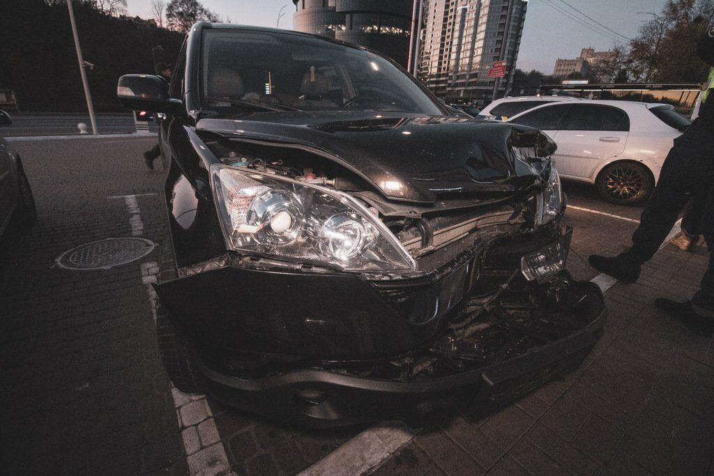 В Киеве внедорожник Honda выехал на встречную полосу Парковой дороги, протаранил такси Bolt с пассажиром и скрылся