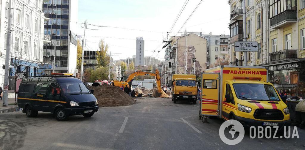 Перші фото та відео з місця проведення ремонтних робіт у Києві, на перетині вулиць Шота Руставелі та Саксаганського