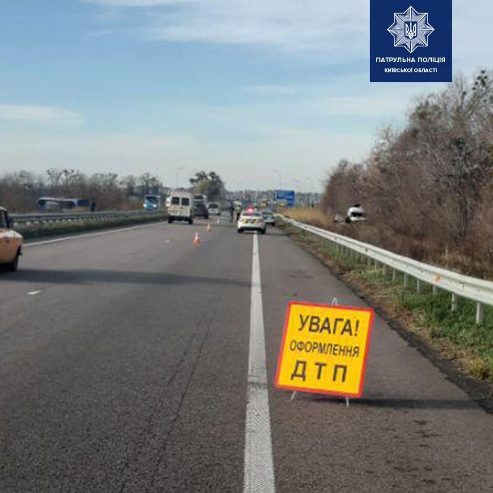 В среду утром, 6 ноября, на 100-м километре автодороги Киев-Харьков произошло масштабное ДТП