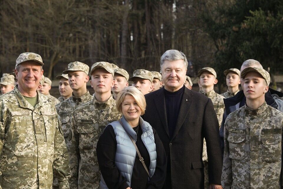 "Имеете честь защищать Украину!" Порошенко обратился к ученикам освобожденного от оккупантов лицея