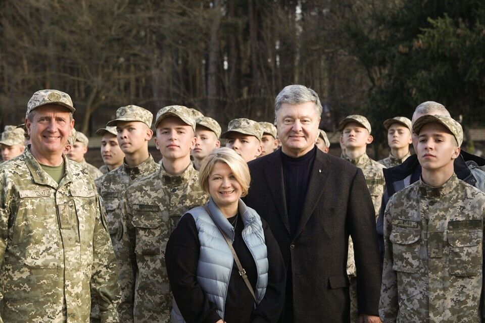 "Маєте честь боронити Україну!" Порошенко звернувся до учнів звільненого від окупантів ліцею