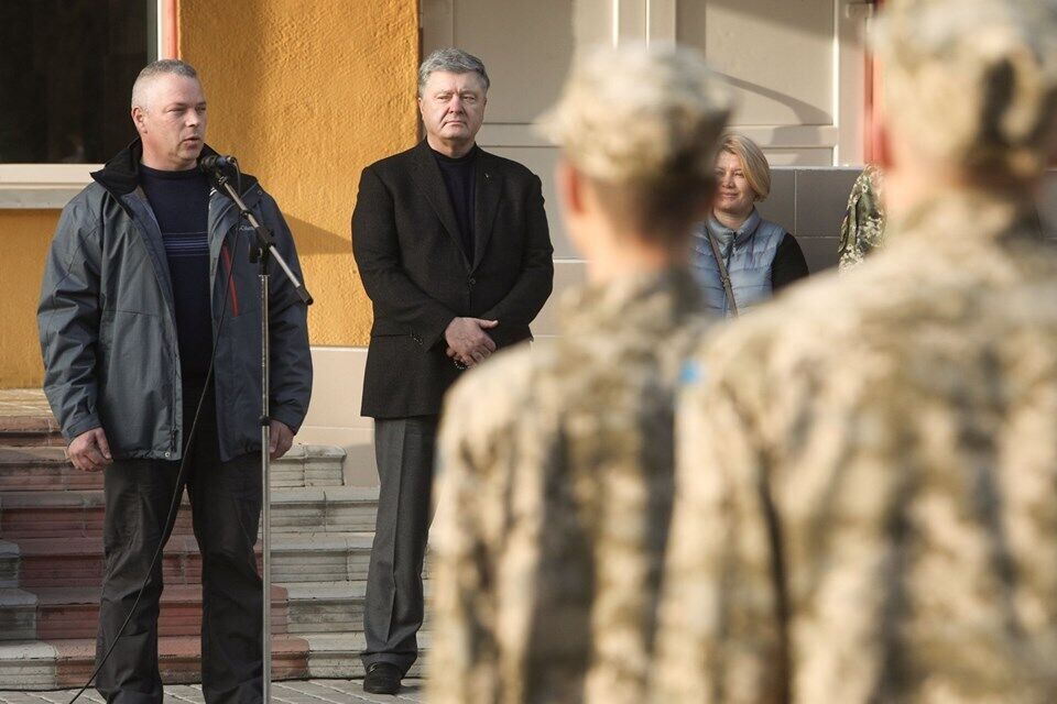 "Маєте честь боронити Україну!" Порошенко звернувся до учнів звільненого від окупантів ліцею