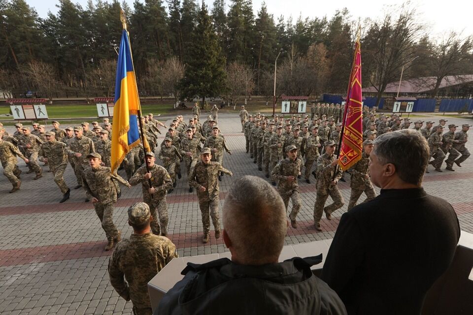 "Имеете честь защищать Украину!" Порошенко обратился к ученикам освобожденного от оккупантов лицея