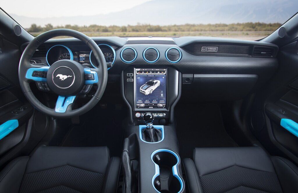 Інтер'єр Ford Mustang Lithium відрізняється яскравими акцентами