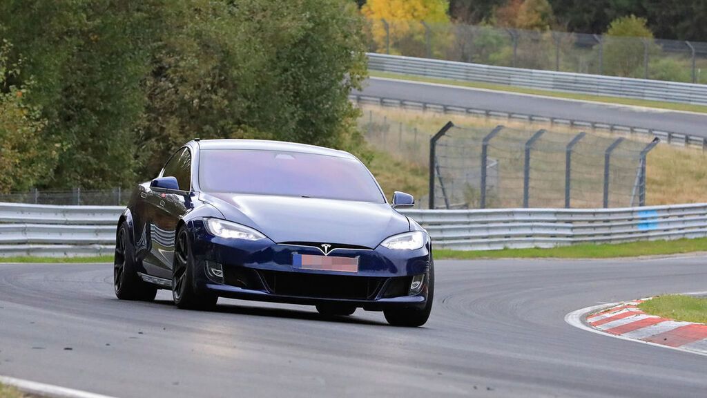 Tesla Model S Plaid на трасі в Нюрбургринзі