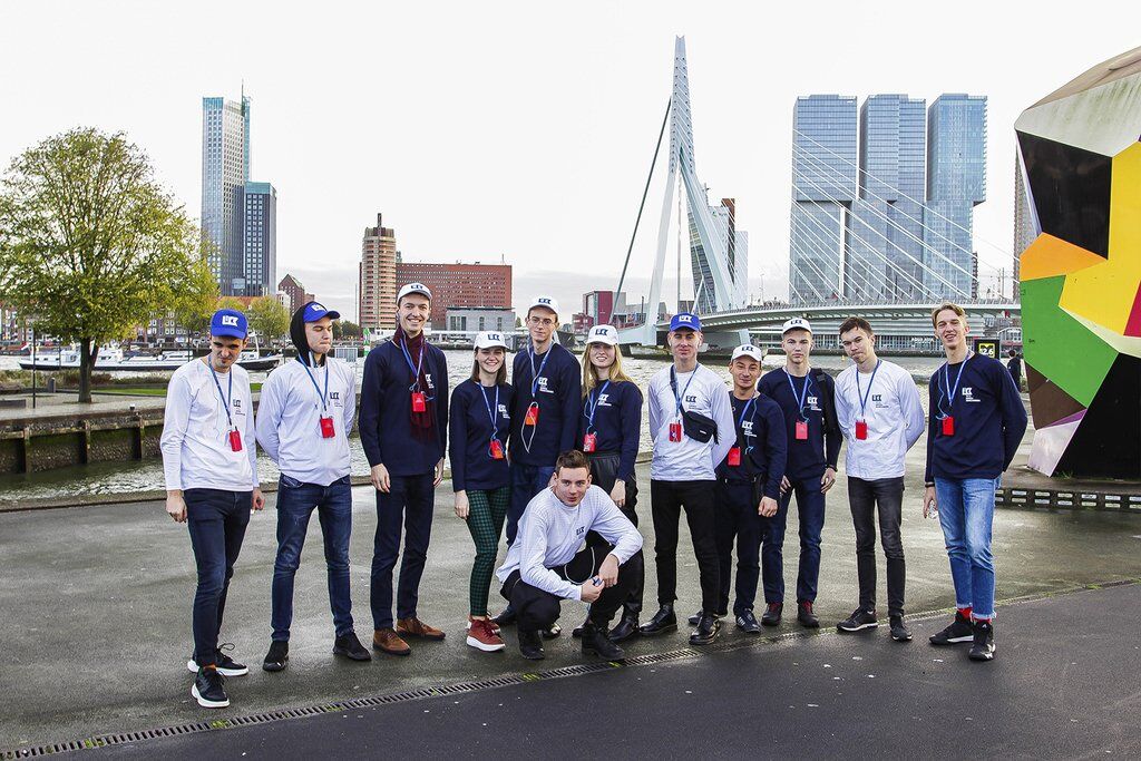 Кораблі під відкритим небом: благодійники організували для українських студентів екскурсію по Роттердаму