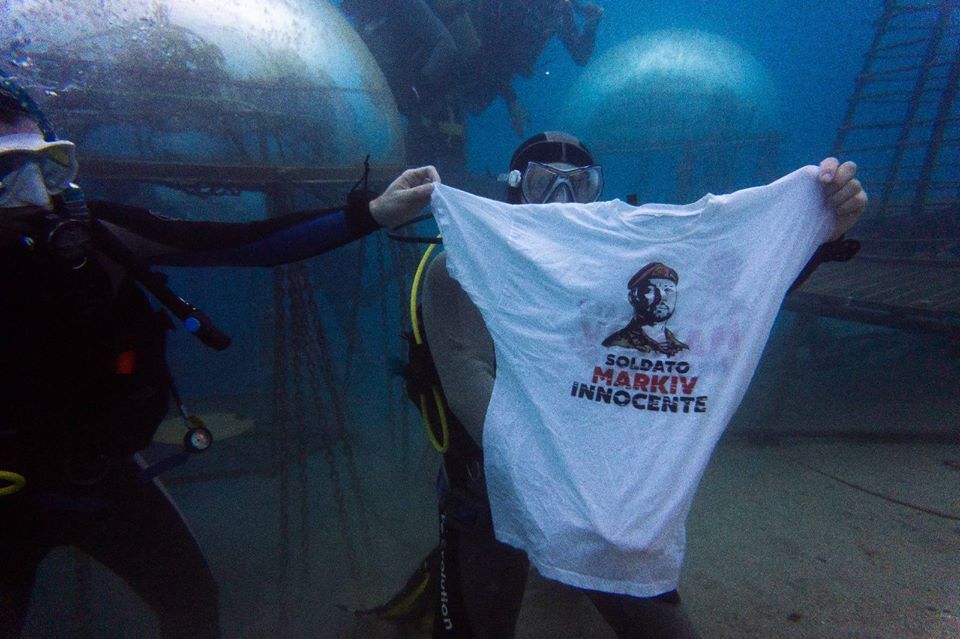 В Италии провели подводную акцию в поддержку Виталия Маркива