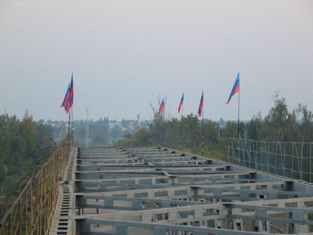 Террористы подняли на мосту флаги "ЛНР"