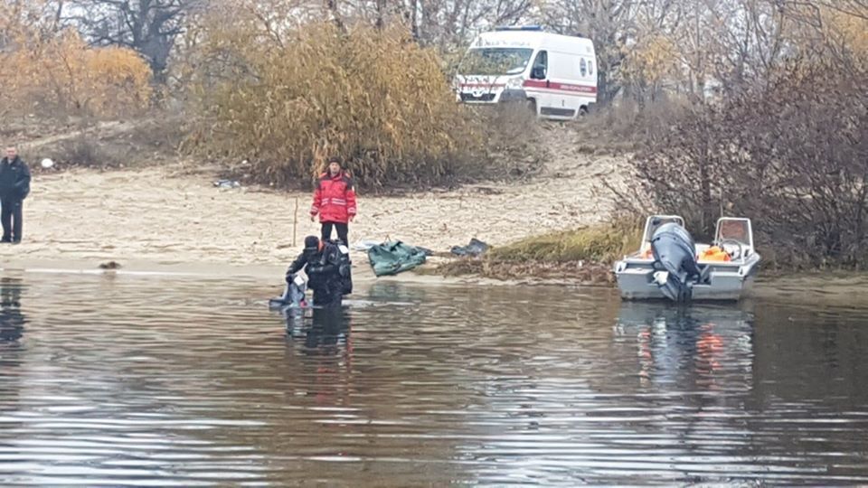 На місце одразу виїхали рятувальники та водолази, які почали підіймати з дна яхту