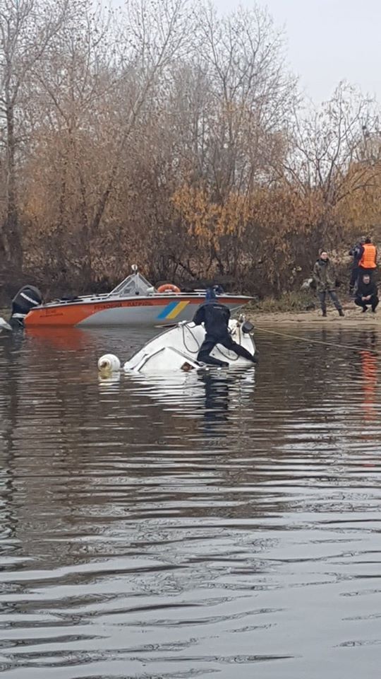 В Оболонском районе Киева в пятницу, 8 ноября, между Собачьим устьем и Верблюжьим заливом затонуло судно
