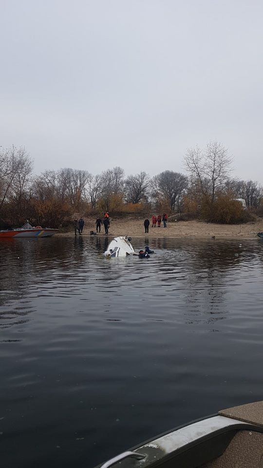 На місце одразу виїхали рятувальники та водолази, які почали підіймати з дна яхту