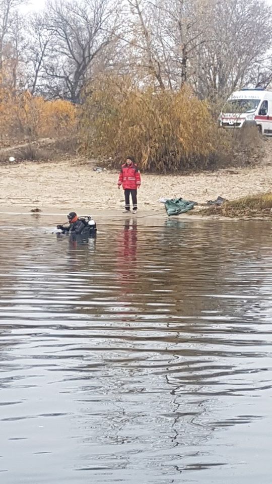 В Оболонском районе Киева в пятницу, 8 ноября, между Собачьим устьем и Верблюжьим заливом затонуло судно