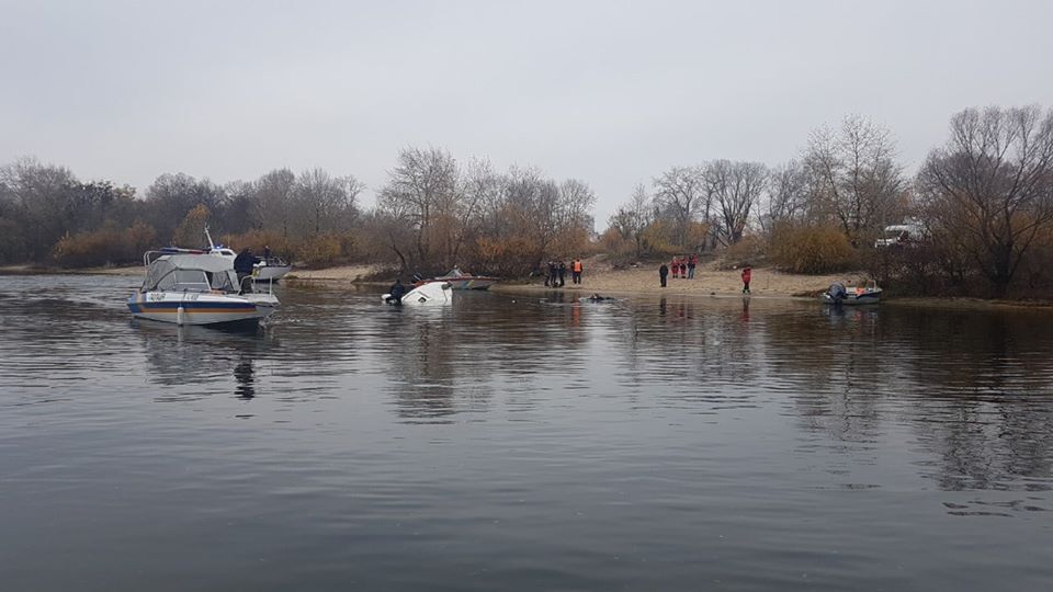 В Оболонському районі Києва у п'ятницю, 8 листопада, між Собачим гирлом та Верблюжою затокою затонуло судно