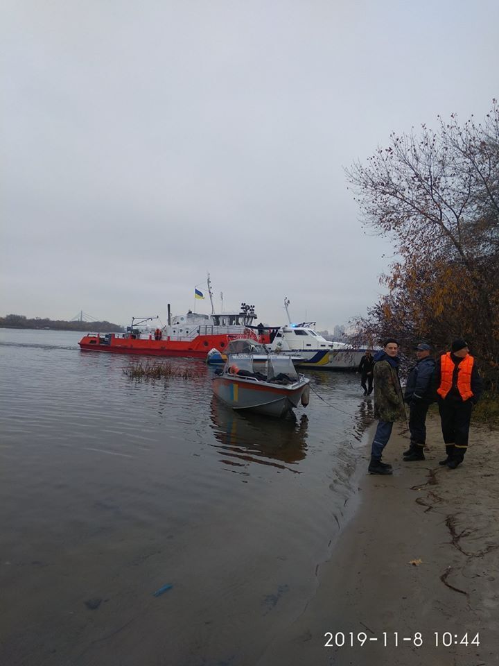 На місце одразу виїхали рятувальники та водолази, які почали підіймати з дна яхту