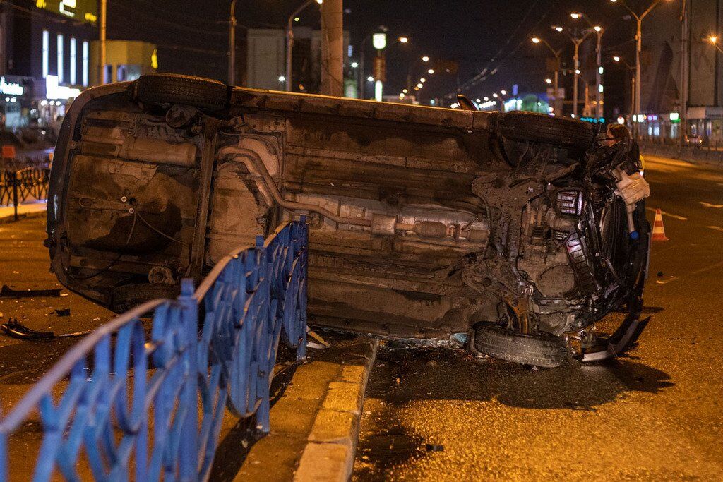 В Киеве машину занесло на тротуар, где она влетела в забор и перевернулась на бок
