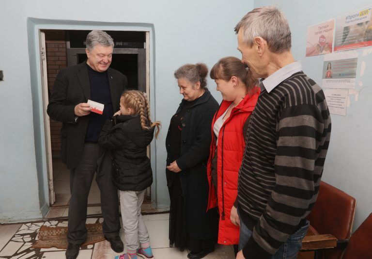 "Розбомбили російські терористи": "ЄС" подарувала новий будинок родині з Мар’їнки