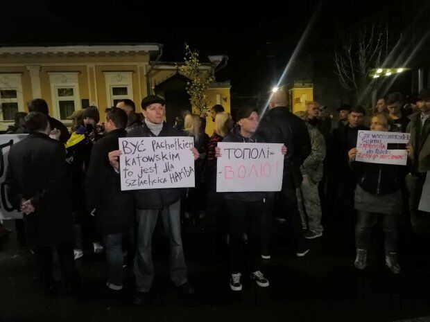 Протесты под посольством Польши в Киеве