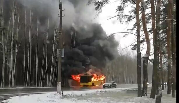 У Росії на ходу загорівся автобус з людьми: страшне відео