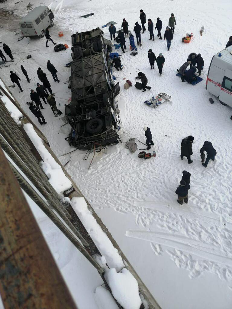 В России с моста на лед рухнул автобус с людьми