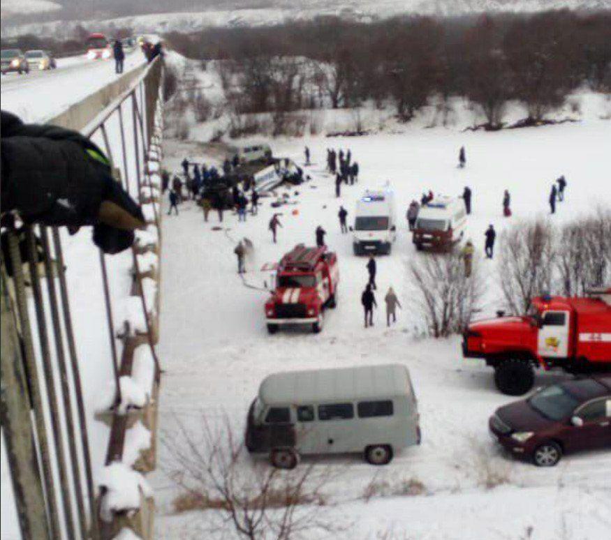 В России с моста на лед рухнул автобус с людьми