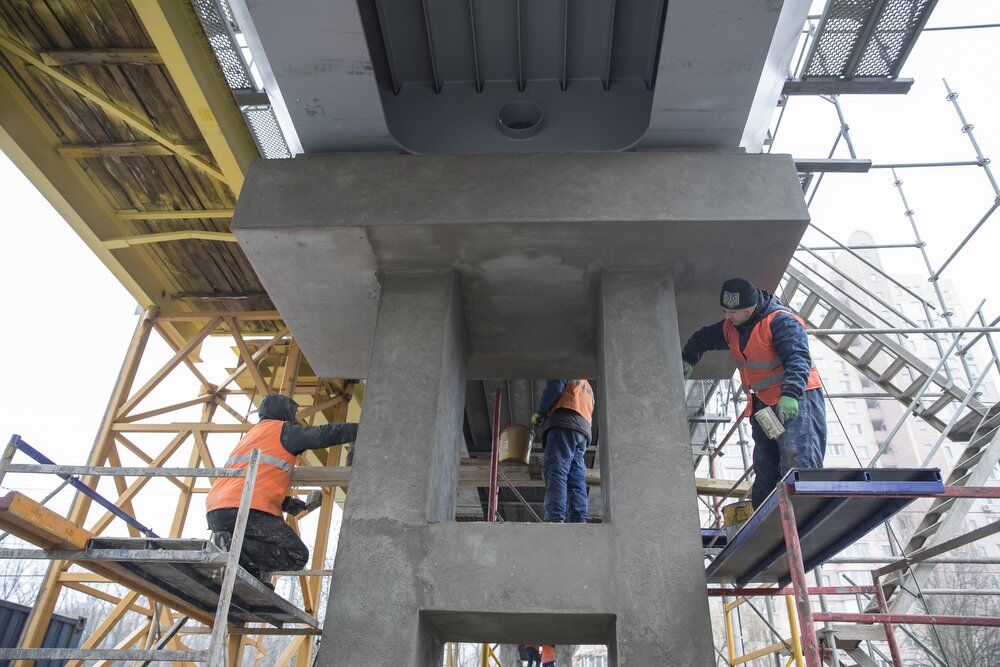 Кличко показал строительство новых пешеходных мостов над Борщаговской веткой трамваев