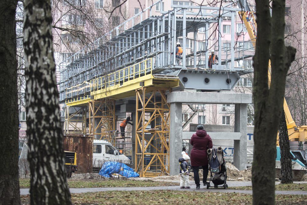 Кличко показал строительство новых пешеходных мостов над Борщаговской веткой трамваев
