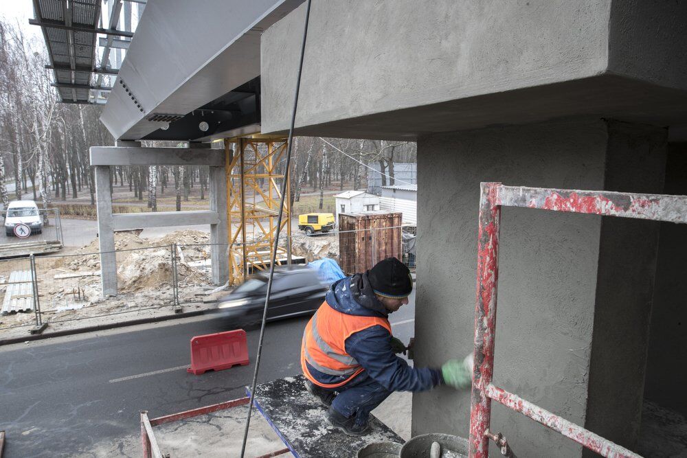 Кличко показал строительство новых пешеходных мостов над Борщаговской веткой трамваев