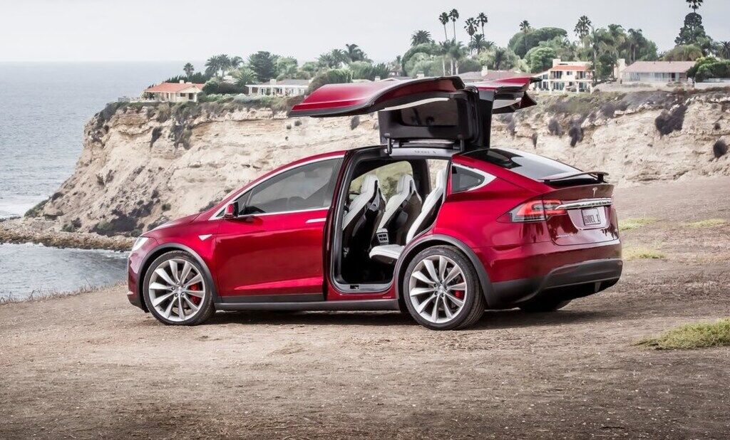 Tesla Model X – один из наиболее популярных электрических кроссоверов
