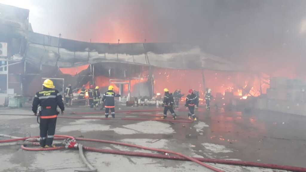 Пожар на рынке стройматериалов в Баку