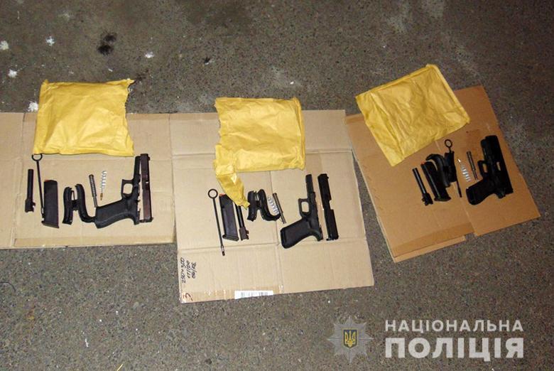 В Киеве в ночь на 10 декабря полицейские поймали россиянина, у которого в автомобиле было три пистолета