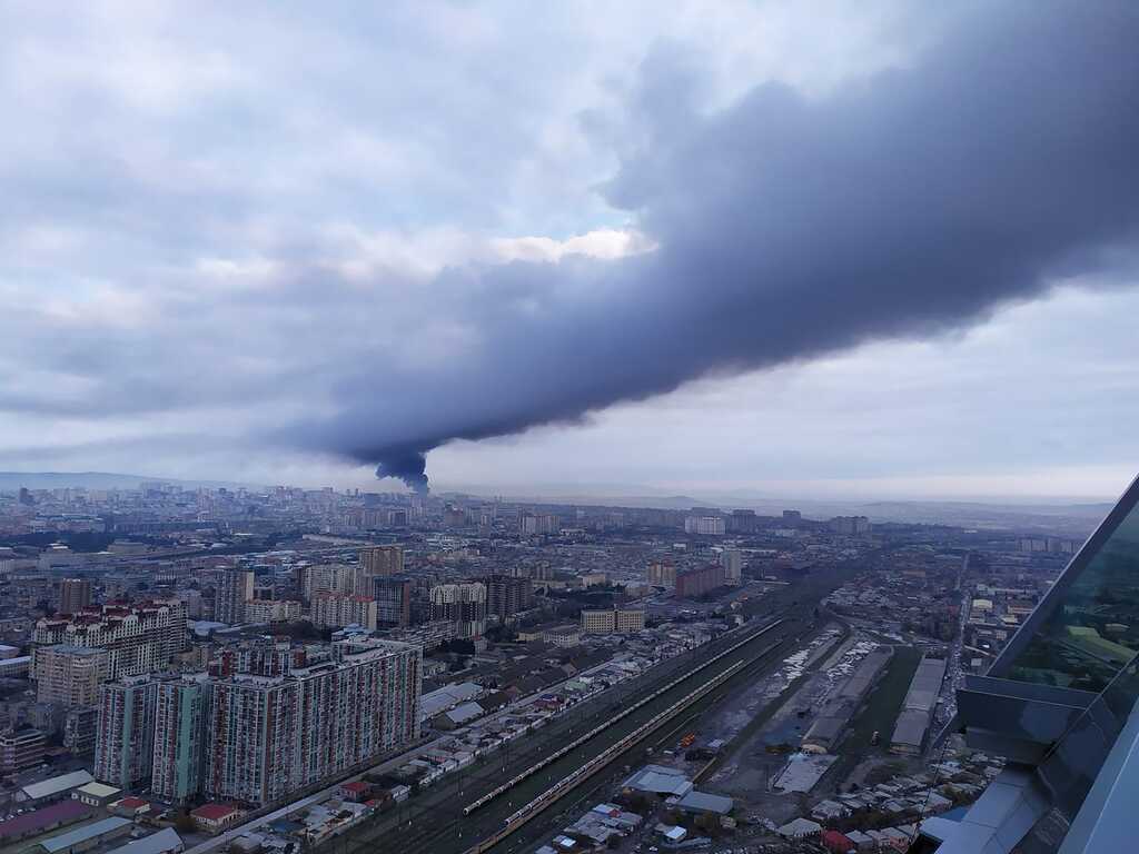 Пожар на рынке стройматериалов в Баку