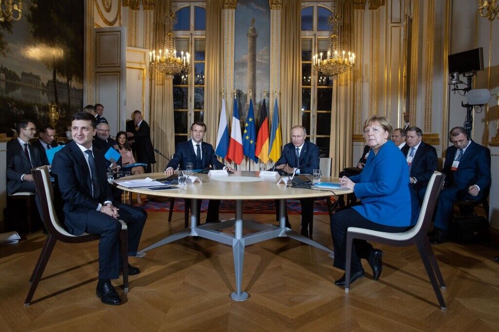Зустріч у "нормандському форматі" 9 грудня: Зеленському та Меркель довелося повертатися до журналістів