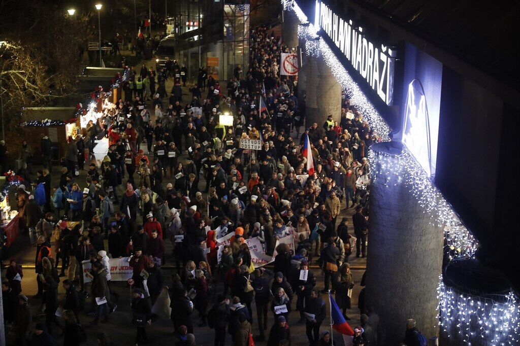 "З нас досить!" Чехія "вдарила" по прем'єру багатотисячними протестами. Фото і відео